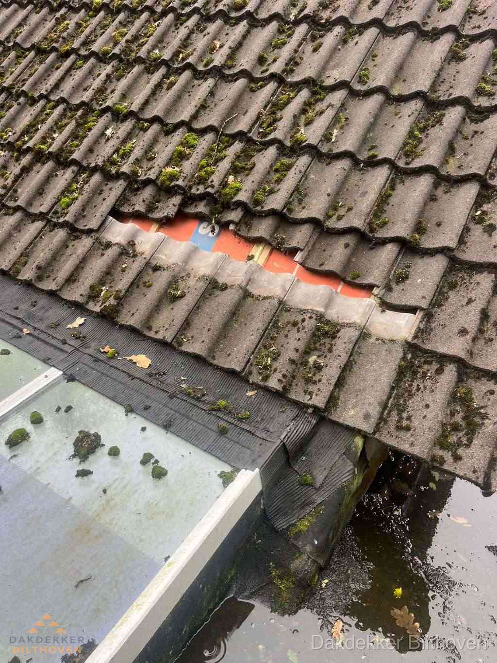 Beschadigd pannendak met ontbrekende dakpannen voor reparatie in Bilthoven