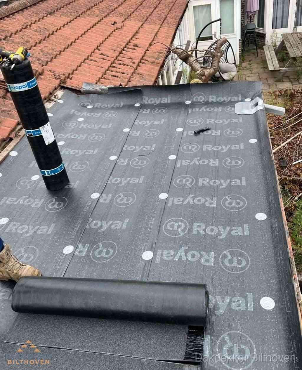 Plat dak met nieuwe bitumen dakbedekking en brandgereedschap in Bilthoven