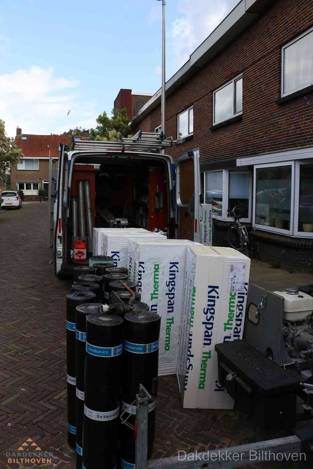 Plat dak met bitumen dakbedekking en brander in Bilthoven