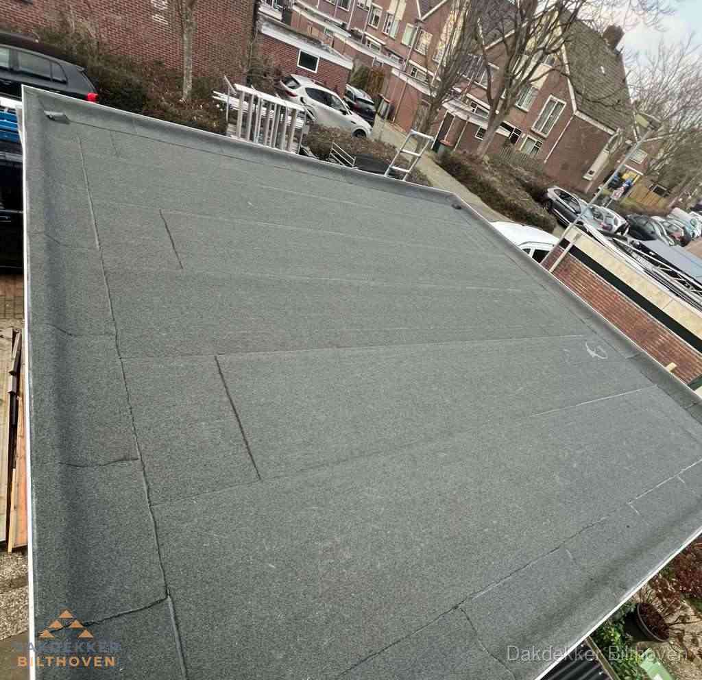 Nieuwe bitumen dakbedekking op plat dak van garage in Bilthoven