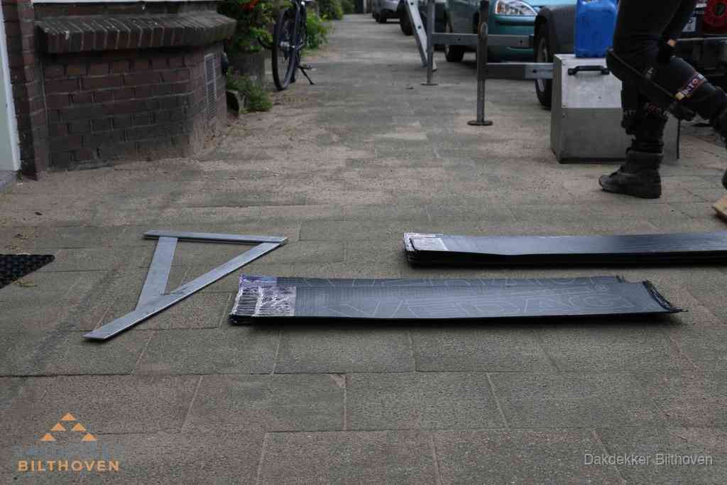 Dakbedekkingsmateriaal en zinkwerk klaargelegd voor reparatie in Bilthoven