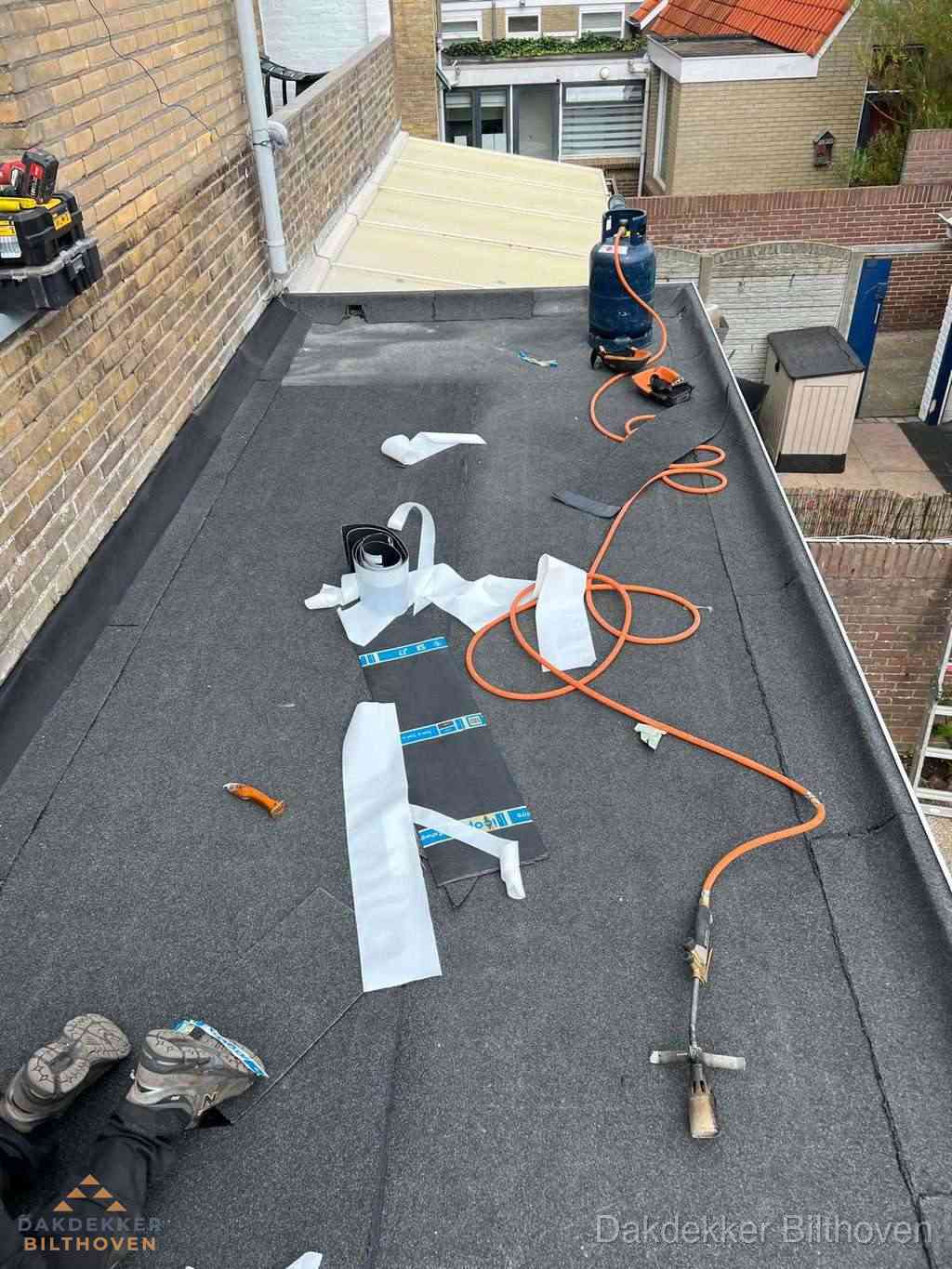 Dakdekker brengt EPDM dakbedekking aan op plat dak in Bilthoven