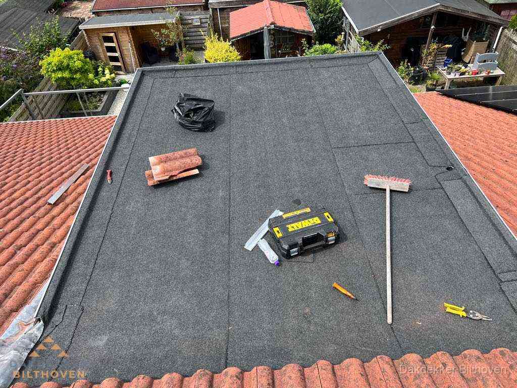 Nieuw plat dak met bitumen dakbedekking in Bilthoven