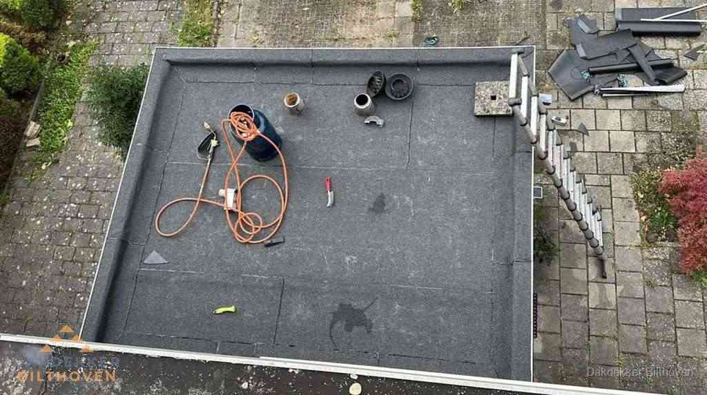 Plat dak met nieuwe bitumen bedekking in Bilthoven