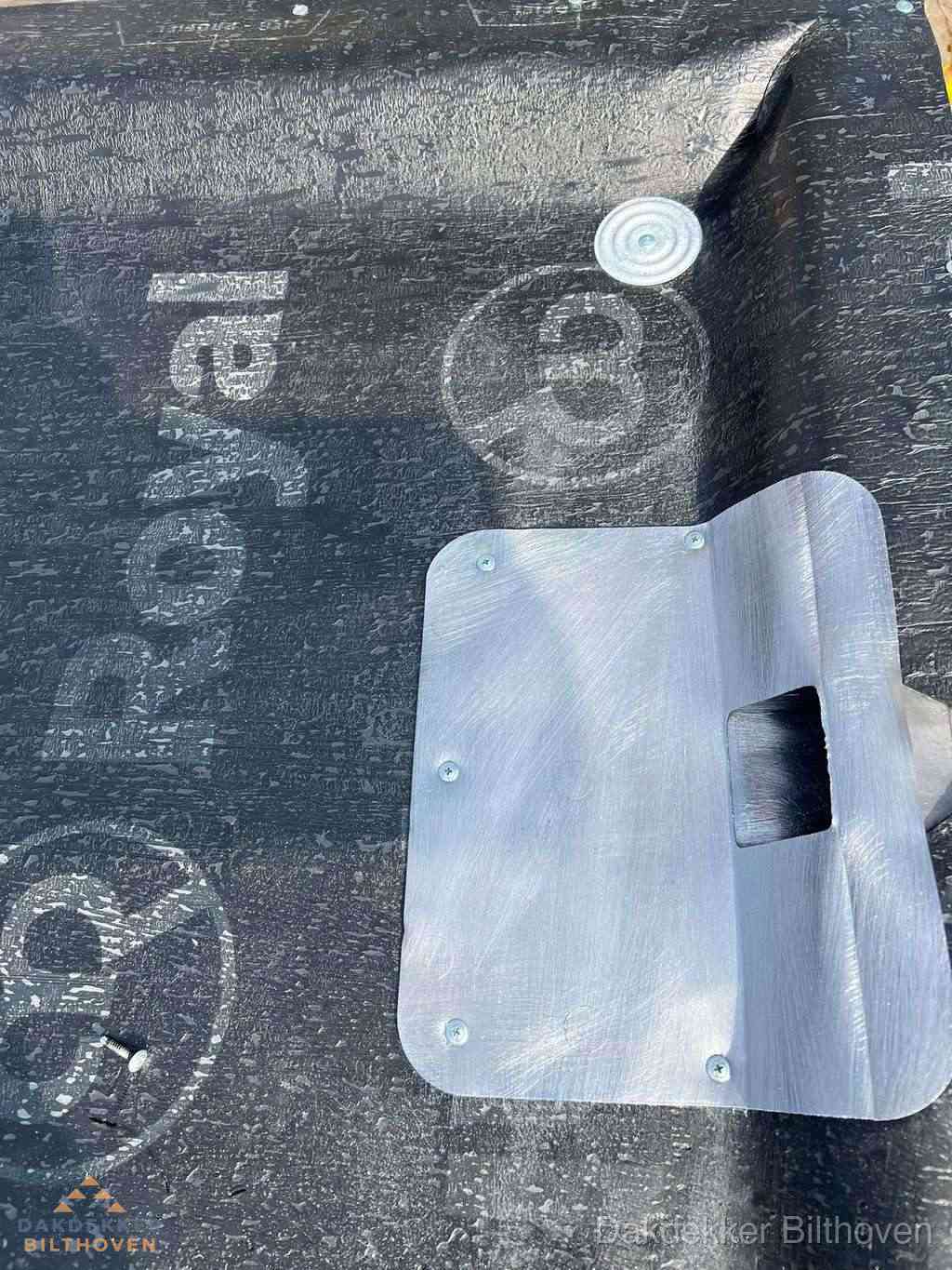 Dakdoorvoer met metalen afvoerplaat op bitumen dak in Bilthoven