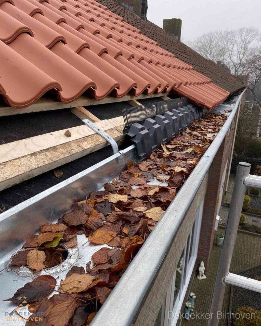 Plat dak bedrijfspand met bitumen dakbedekking en lichtkoepels in Bilthoven