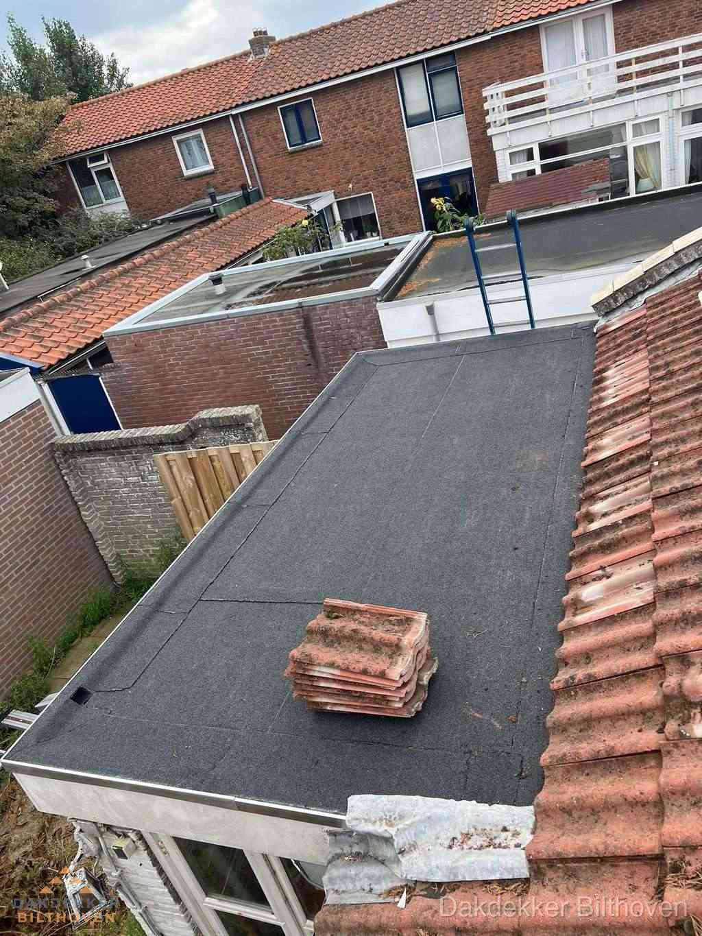 Aanbouw plat dak met reservepannen voor dakpannen vervangen in Bilthoven