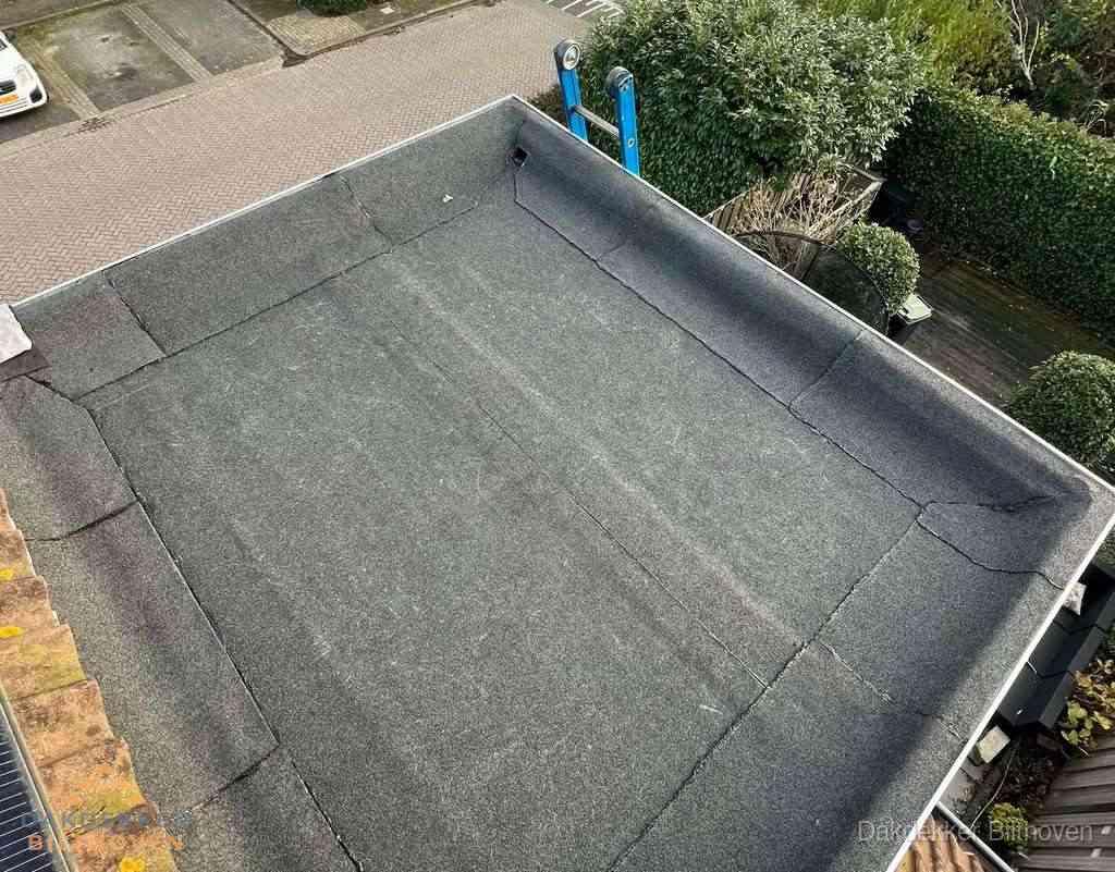Gerenoveerd plat dak met nieuwe bitumen dakbedekking in Bilthoven