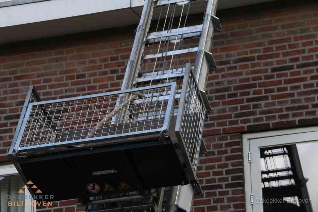 Ladderlift met dakpannen voor dakpan reparatie in Bilthoven