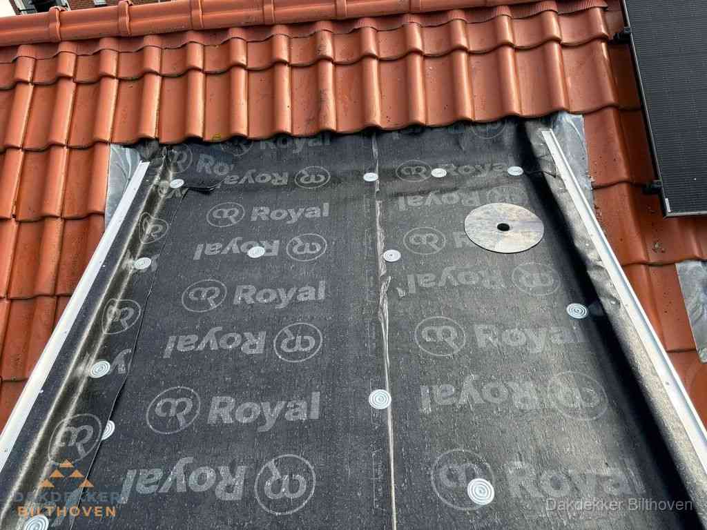 Nieuw dak met dakpannen en Royal onderlaag bij woning in Bilthoven