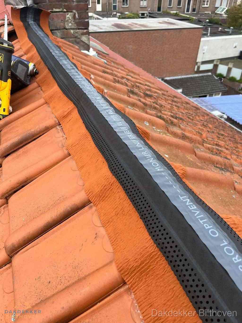 Plat dak aanbouw met bitumen naast schuin pannendak in Bilthoven