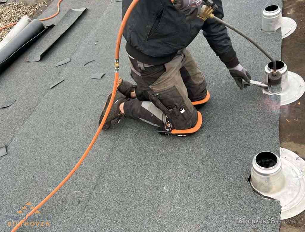 Gereedschap op nieuw plat dak na renovatie in Bilthoven