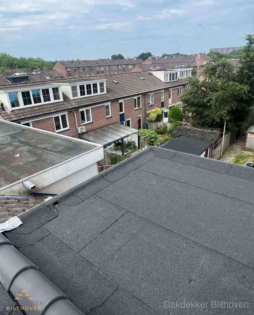 Vernieuwd plat dak met bitumen in woonwijk in Bilthoven