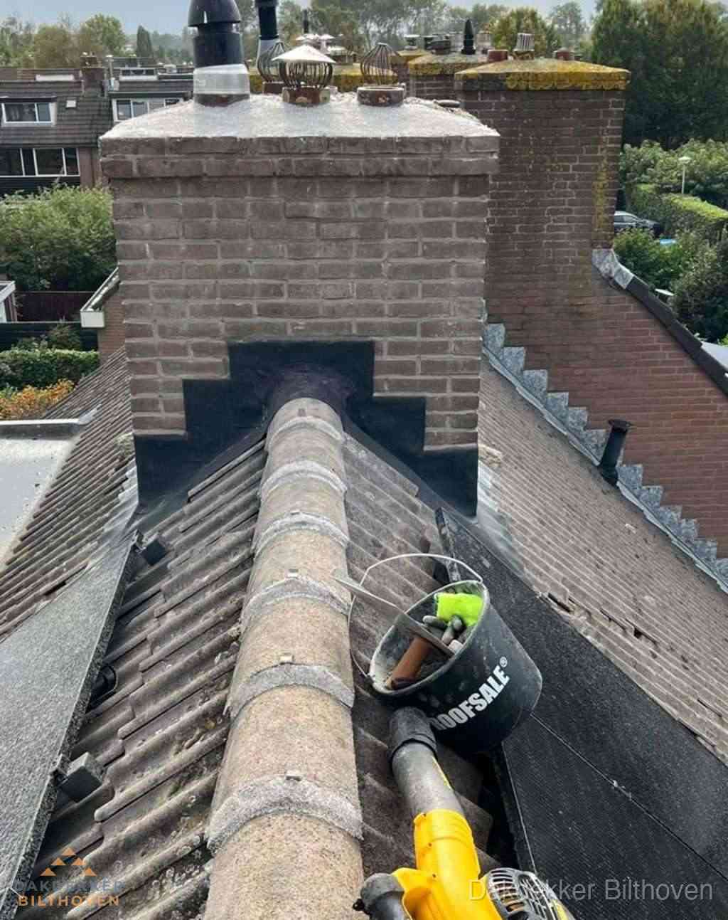 Dakdekker repareert bitumen dakleer bij dakdoorvoer in Bilthoven