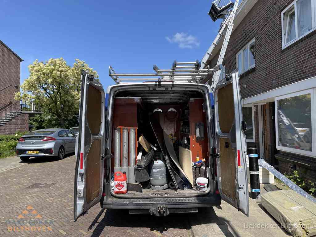Spoed dakdekker bus met gereedschap en ladder bij woning in Bilthoven