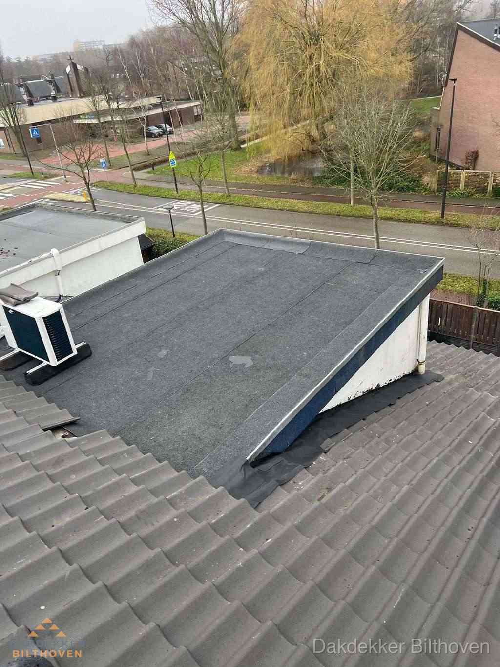 Plat dak met bitumen isolatie en dakbedekking in Bilthoven